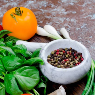 domates, fesleğen ve peper baharat