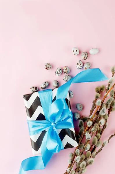 선물 및 전통적인 장식 핑크 backgrou에 부활절 카드 — 스톡 사진