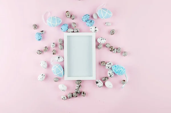 Witte lege frame met gekleurde eieren rond op roze — Stockfoto