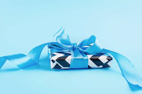 Geschenkbox auf blauem Hintergrund — Stockfoto