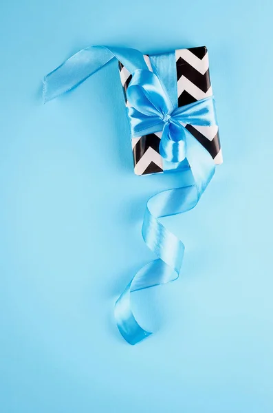 Caja de regalo sobre fondo azul — Foto de Stock