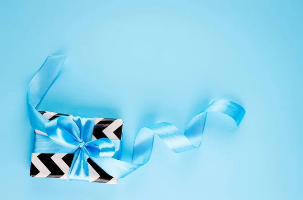 Gift box on a blue background — Stock Photo, Image