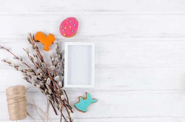 Pasen achtergrond met kleurrijke gingerbread koekjes bakken — Stockfoto