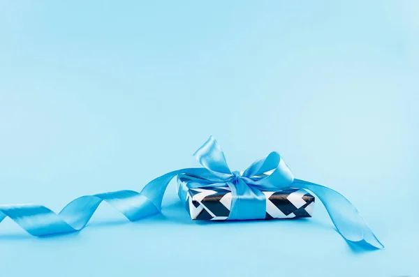 Gift box on a blue background — Stock Photo, Image