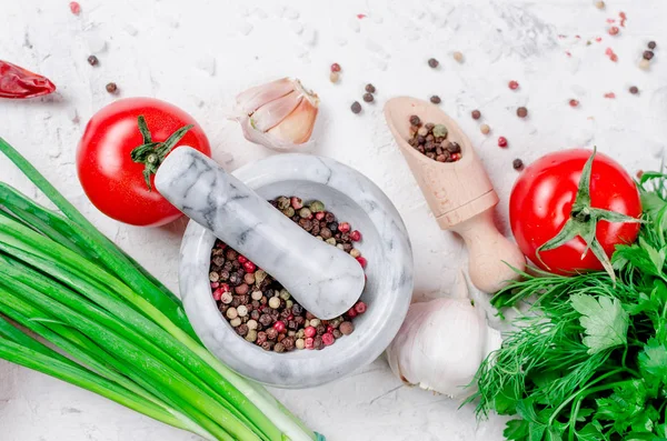 Tomates de cereja em um ramo, óleo, salsa e tempero — Fotografia de Stock