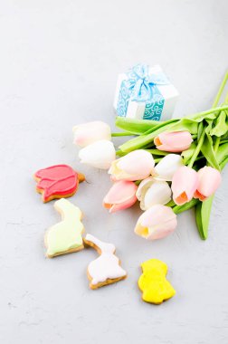 Renkli gingerbread çerezleri yumurta ve fl Paskalya arka plan