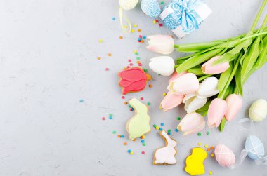 Renkli gingerbread çerezleri yumurta ve fl Paskalya arka plan
