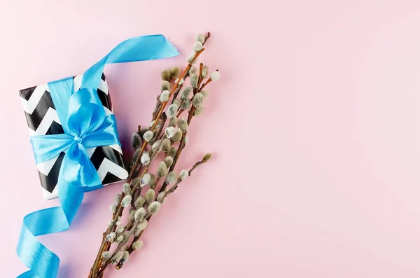 Cartão de Páscoa com um presente e decoração tradicional em um backgrou rosa — Fotografia de Stock