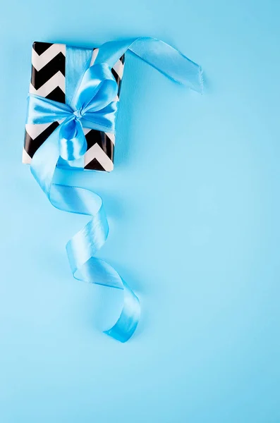 Gift box on a blue background — Stock Photo, Image