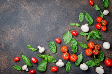 Yeşil fesleğen, domates, Champignon ve peper baharat yaprakları