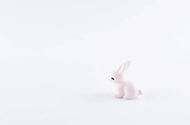 küçük beyaz oyuncak tavşan beyaz