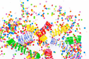 Çeşitli renkli konfeti beyaz Serpantinli ile 