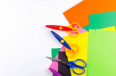 Bir beyaz çocuklar için makas ile renkli kağıt 