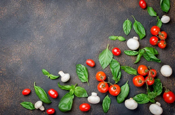 Yeşil fesleğen, domates, Champignon ve peper baharat yaprakları