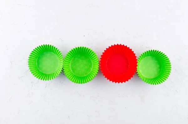 Papieren baking cups voor cupcakes en muffins — Stockfoto