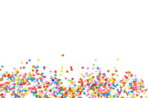 Confettis assortis colorés avec serpentine sur blanc — Photo