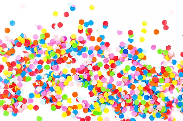 Kleurrijk assortiment confetti met serpentijn op wit — Stockfoto