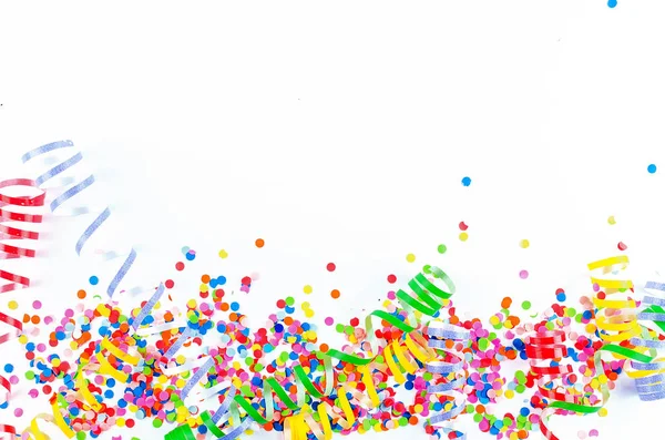 Kleurrijk assortiment confetti met serpentijn op wit — Stockfoto