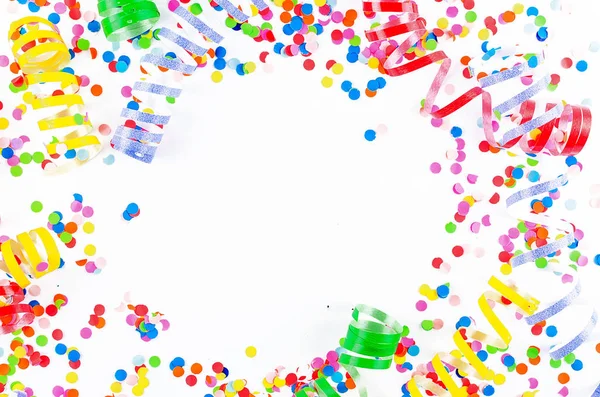 Confete variado colorido com serpentina em branco — Fotografia de Stock