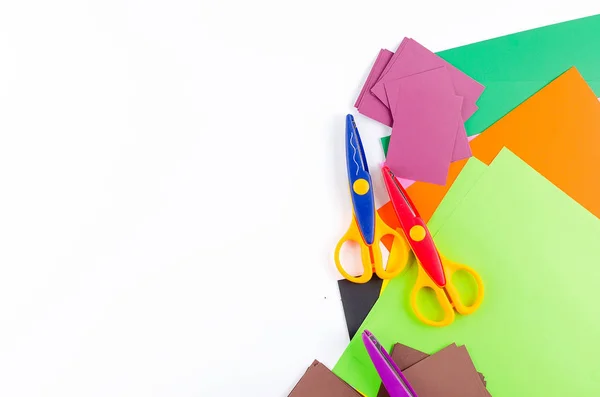 Papel colorido con tijeras para niños sobre un blanco — Foto de Stock