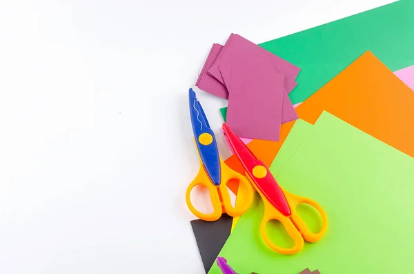 Kleurrijke papier met een schaar voor kinderen op een wit — Stockfoto