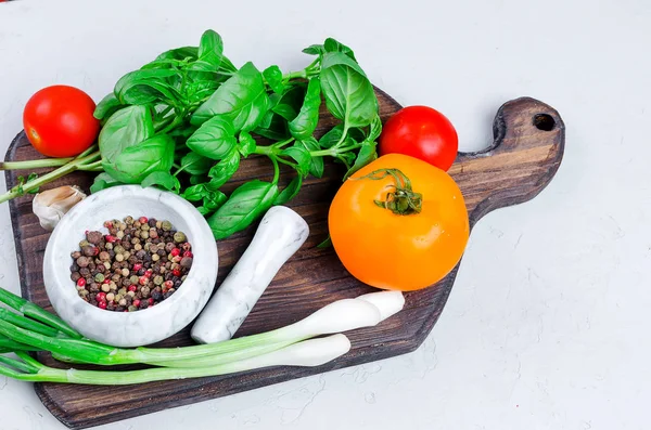 Tomates, albahaca y especias de peper —  Fotos de Stock