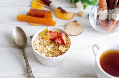 sağlıklı bir kahvaltı meyve fişleri ile ev yapımı granola