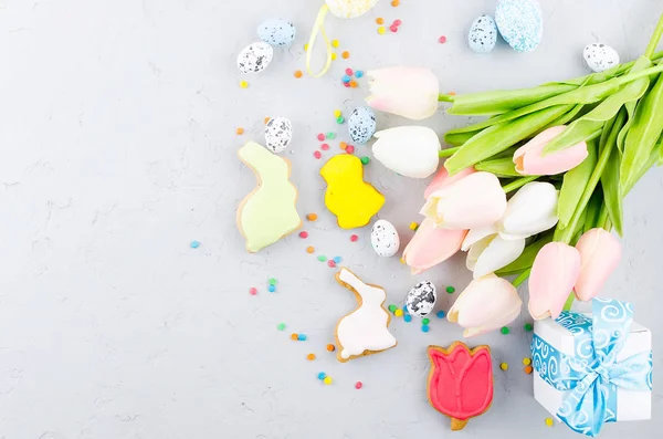 Ostern Hintergrund mit bunten Lebkuchen Eier und fl — Stockfoto