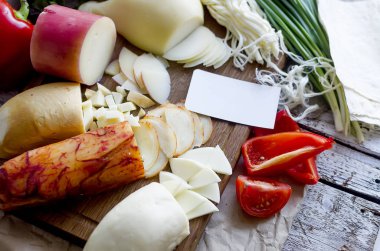 Çeşitli şekil ve boyutlarda çeşitli peynirler.