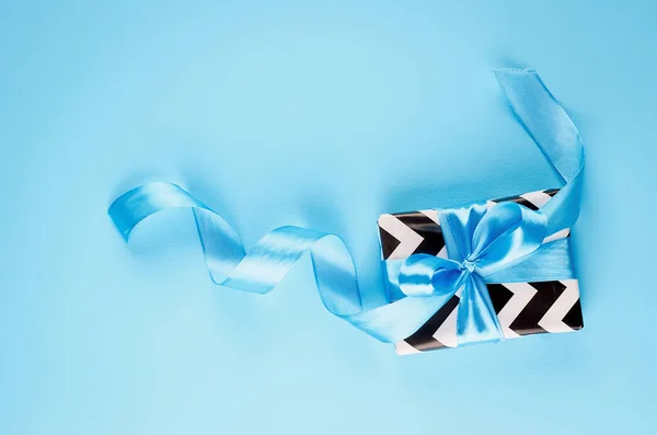 파란색 배경에 선물 상자 — 스톡 사진