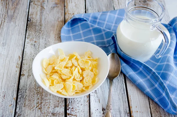 Hojuelas de maíz en plato de desayuno — Foto de Stock