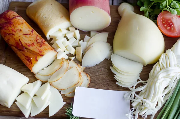 Verschiedene Käsesorten in verschiedenen Formen und Größen — Stockfoto