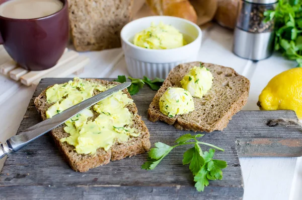 Sanduíches com manteiga de ervas temperada caseira e especiarias — Fotografia de Stock