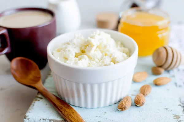 Сніданок з рикоттою або сиром з медом та горіхами — стокове фото