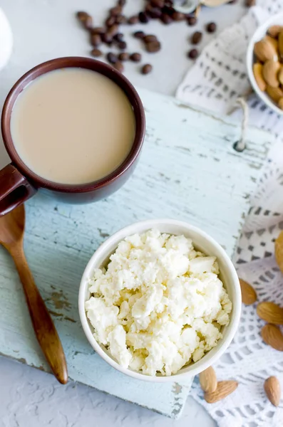 Petit déjeuner avec ricotta ou fromage cottage au miel et noix — Photo