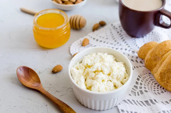 Frühstück mit Quark oder Quark mit Honig und Nüssen — Stockfoto