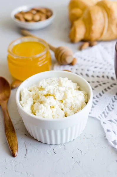 Ontbijt met ricotta of kwark met honing en noten — Stockfoto