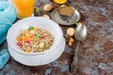 Granola, kahve ve meyve suyu sağlıklı kahvaltı ayarla