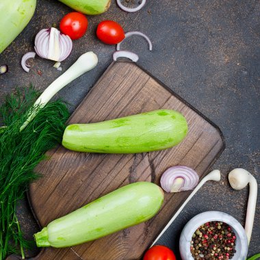 Genç kabak, domates, ot ve baharat Bahar üzerinde siyah backgr