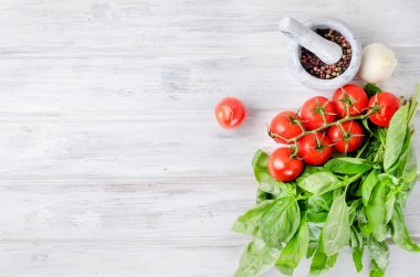 bir taş harç domates, Yeşil fesleğen ve baharatlar, 