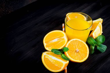 orange juice and orange slices