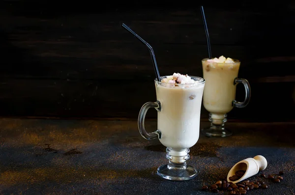 Två kopp iskallt kaffe med mjölk — Stockfoto