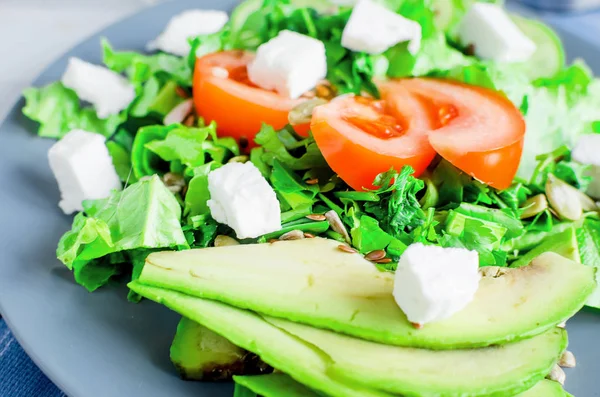 Salat aus Salat, Gurken, Avocado und Tomaten — Stockfoto