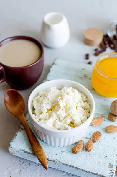 리 코타 치즈와 코 티 지 치즈와 꿀, 견과류 아침 식사 — 스톡 사진