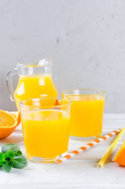 orange juice and orange slices