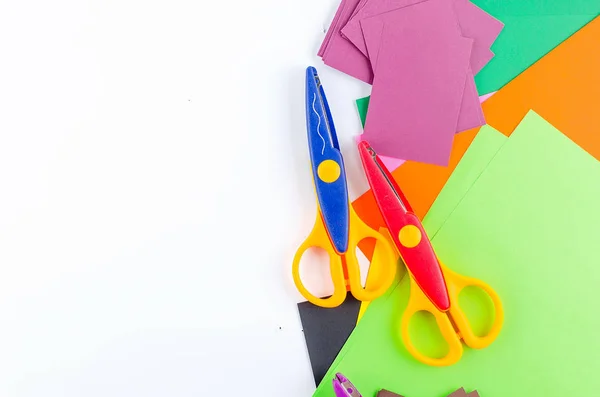 Papel colorido con tijeras para niños sobre un blanco —  Fotos de Stock