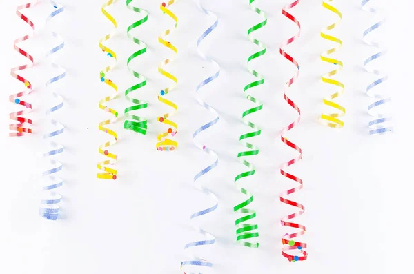 Барвисті різноманітні конфетті зі змією на білому — стокове фото