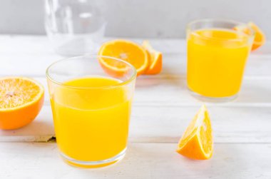 orange juice and orange slices