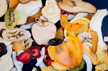 siyah arka plan üzerine dağılmış kurutulmuş meyve