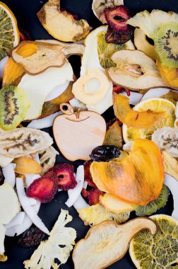 siyah arka plan üzerine dağılmış kurutulmuş meyve